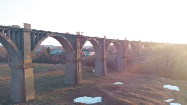 παλιά ιστορική σιδηροδρομική γέφυρα, εναέρια βολή από τετράτροπτερο - Πλάνα, βίντεο
