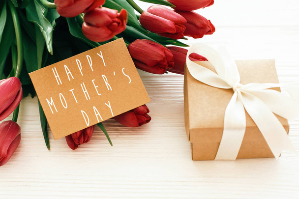 Ευτυχισμένο το κείμενο της μητέρας ημέρας και όμορφες κόκκινες τουλίπες με κουτί δώρου o - Φωτογραφία, εικόνα