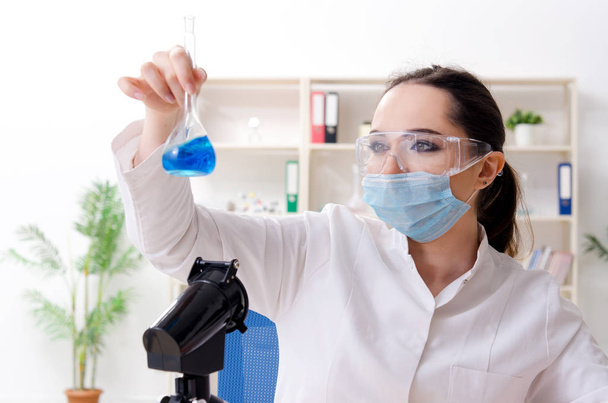 Young female chemist working in the lab  - Foto, Imagen