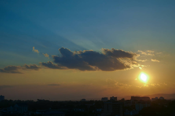 街の上の美しい夕日の空 - 写真・画像