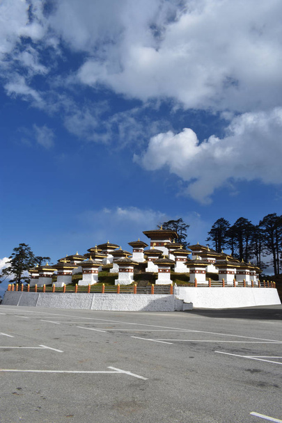 Los 108 acordes conmemorativos o estupas conocidas como Druk Wangyal Chortens en el paso de Dochula, Bután
. - Foto, imagen