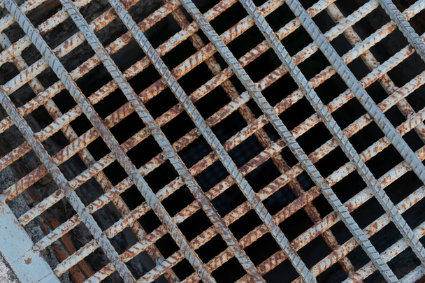 pręt z drutu Żelaznego pręta splot korek spustowy na ulicy - Zdjęcie, obraz