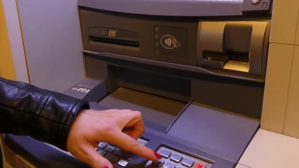 Kobieta wprowadzi kod z karty bankowej - Materiał filmowy, wideo