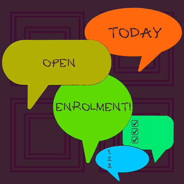 Текст для написания слов Open Enrolment. Бизнес-концепция на период, в течение которого участники могут выбрать альтернативный план Многоцветная речь пузырь в различных размерах и тени для группового обсуждения
. - Фото, изображение