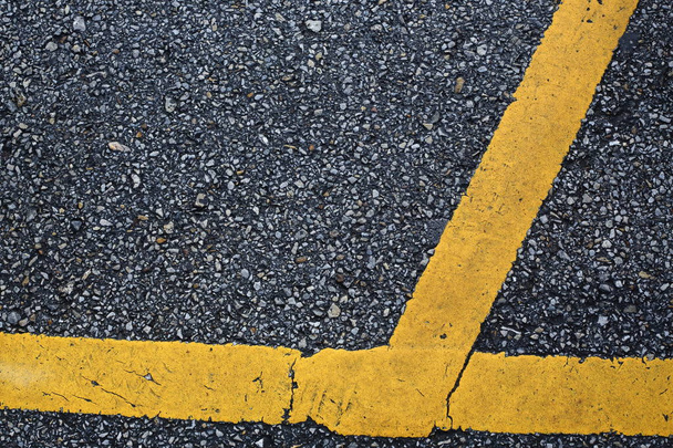 linha amarela marcação na estrada de asfalto preto
 - Foto, Imagem