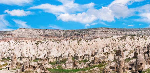 Wulkaniczny krajobraz w Parku Narodowym Göreme. Kapadocja, Turcja - Zdjęcie, obraz