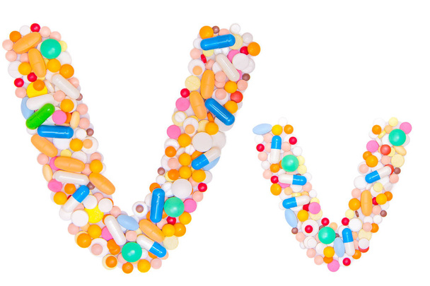Letter V, Engels alfabet, gemaakt, verzameld van medische tabletten, pillen, capsules, vitamine. Geïsoleerd op witte achtergrond. Concept: ABC, ontwerp, logo, titel, tekst, woord - Foto, afbeelding