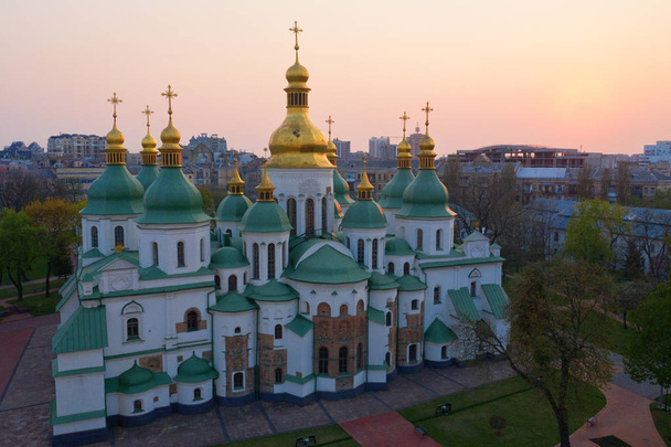 Vue aérienne de la place Sofievskaya et de la cathédrale Sainte-Sophie à Kiev, en Ukraine. Vue Touristique. Baroque ukrainien
 - Photo, image