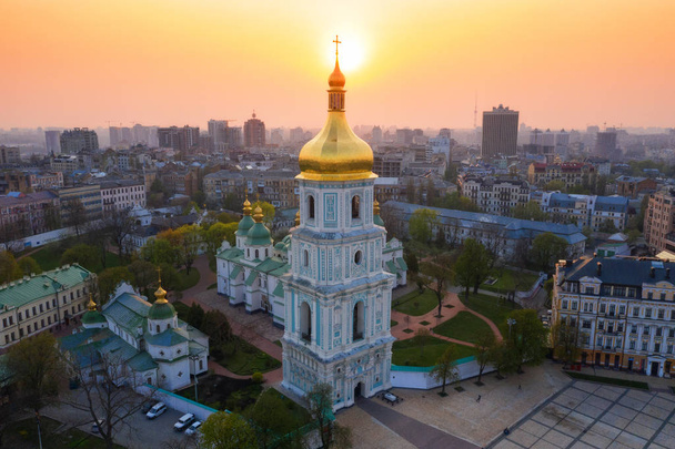 Veduta aerea di Piazza Sofievskaya e della Cattedrale di Santa Sofia a Kiev, Ucraina. Vista turistica. Barocco ucraino
 - Foto, immagini