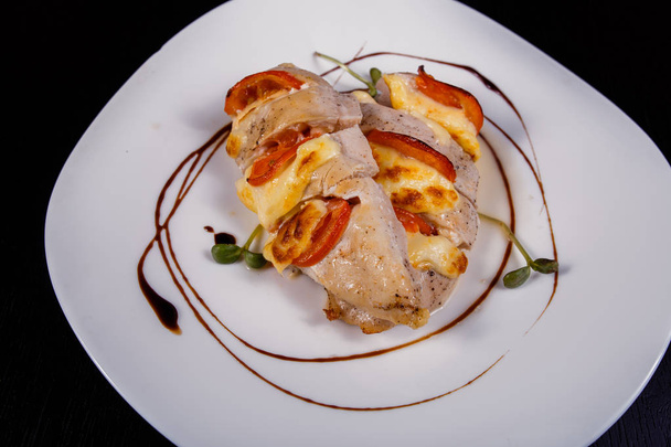 Spicy chicken fillet baked with bacon, tomatoes and cheddar cheese - Foto, immagini