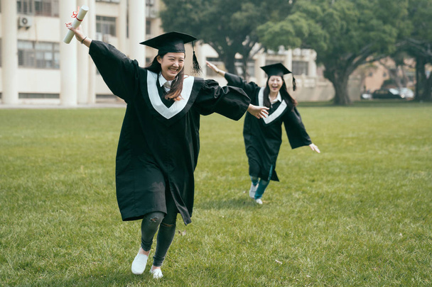 nő diplomások ünnepli fut a család - Fotó, kép