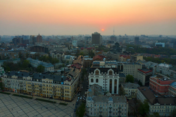 Letecký pohled na Sofievskaya náměstí a chrám v Kyjev, Ukrajina. Turistický pohled. Ukrajinské barokní - Fotografie, Obrázek