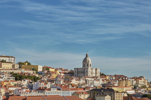 Vista del panteón nacional y la ciudad de Alfama en Lisboa, Portugal
 - Foto, imagen