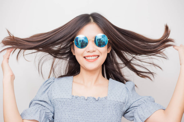 Νεαρή ασιατική όμορφη γυναίκα μόδας με γυαλιά ηλίου σε λευκό bac - Φωτογραφία, εικόνα