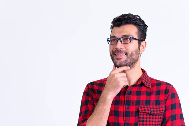 Ritratto di uomo hipster persiano barbuto felice che pensa
 - Foto, immagini