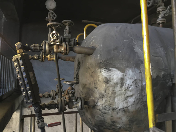 Stary sprzęt w zniszczonym kotle opalanym węglem  - Zdjęcie, obraz