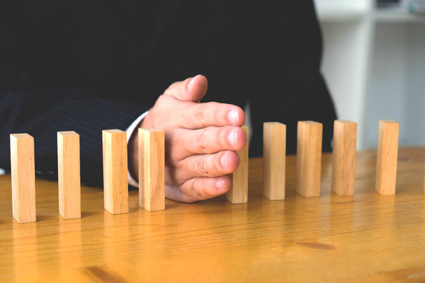 Üzleti kézzel leállítja domino folyamatos felborult azt jelenti, hogy Szia - Fotó, kép
