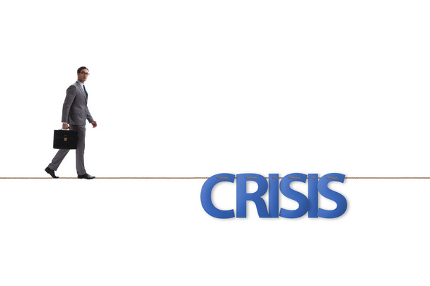 Concepto de crisis con hombre de negocios caminando sobre cuerda apretada
 - Foto, Imagen