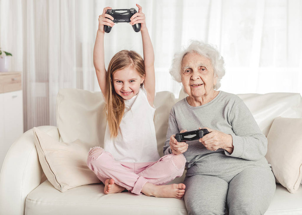 Grandmother with granddaughter playing games - Foto, Imagem
