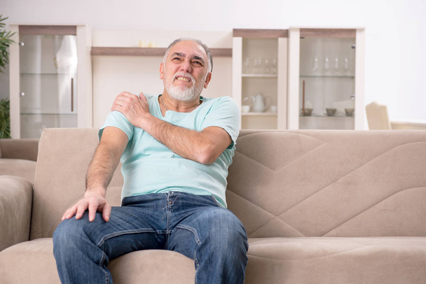 Beyaz sakallı yaşlı adam evde acı  - Fotoğraf, Görsel