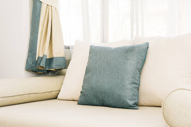 Cómoda almohada en la decoración del sofá de lujo interior de la habitación
 - Foto, imagen
