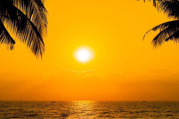 Bela silhueta coqueiro palmeira no céu neary mar oceano praia ao pôr do sol ou nascer do sol tempo para viagens de lazer e férias conceito
 - Foto, Imagem
