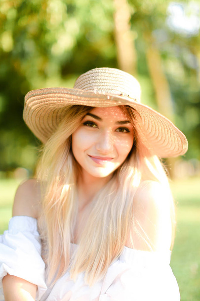 Портрет молодой блондинки в шляпе
. - Фото, изображение