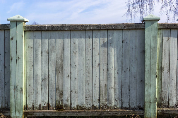 Oude houten hek met peeling vervaagde verf en plaats voor tekst - Foto, afbeelding