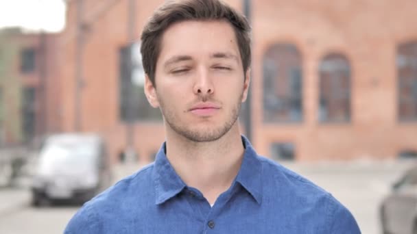 Pensive jonge man denken, brainstormen nieuw project - Video