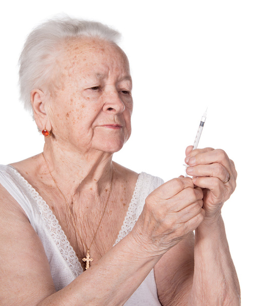 yaşlı kadın şırınga insülin enjeksiyonu yapmak için hazırlanıyor - Fotoğraf, Görsel