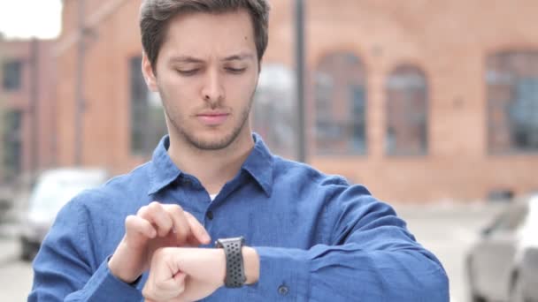 Ulkouima muotokuva nuori mies käyttäen Smartwatch
 - Materiaali, video