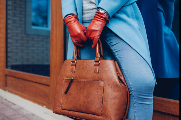 Schoonheid en mode. Stijlvolle modieuze vrouw dragen jas en handschoenen, holding bruine tas handtas - Foto, afbeelding