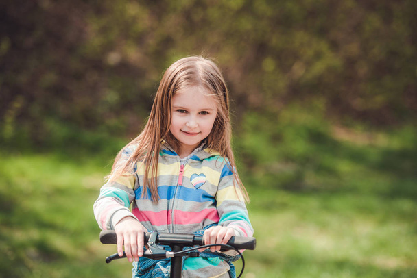 Little girl with scooter - Valokuva, kuva