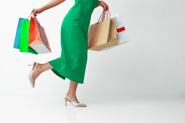 Šťastný nákup. Žena v červených kalhotkách s různobarevnými nákupy - Fotografie, Obrázek
