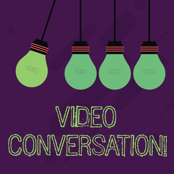 Schreibnotiz mit Videokonversation. Geschäftsfoto, das die visuelle Kommunikation mit einem anderen demonstriert, indem es mittels Computerfarb-Pendelleuchtmittel demonstriert, die mit einer Glühbirne mit unterschiedlichem Schatten hängen. - Foto, Bild