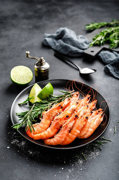 Boiled prawn shrimps on a plate - Zdjęcie, obraz