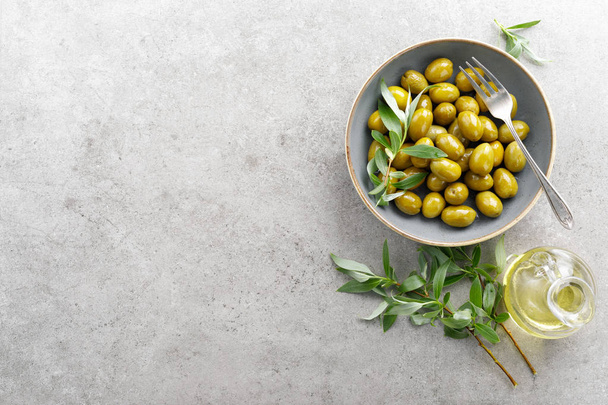Green olives in a bowl - Фото, зображення