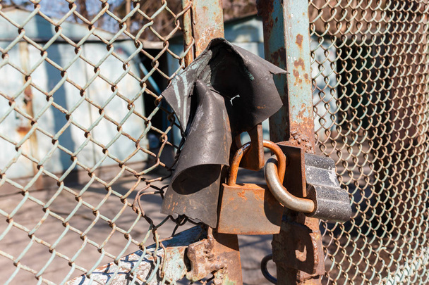σκουριασμένο λουκέτα στις πόρτες του παλιού μπλε σιδήρου φράχτη, κοντινό-up, επιλεκτική εστίαση. Μεταλλική κλειδαριά σε φράχτη, έννοια ασφαλείας - Φωτογραφία, εικόνα