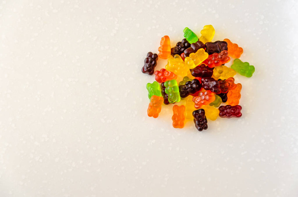 Wielokolorowe galaretki cukierki gummy niedźwiedzie - Zdjęcie, obraz