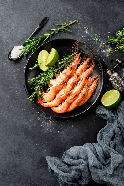 Boiled prawn shrimps on a plate - Foto, imagen