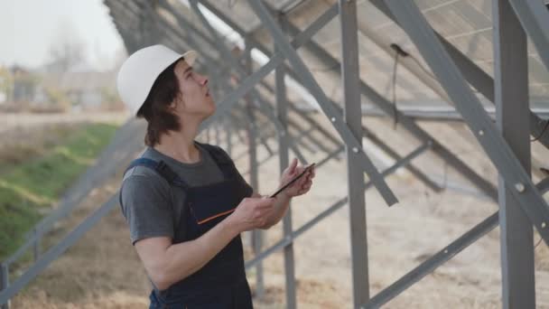 The engineer checking wiring of solar batteries. 4K - Felvétel, videó