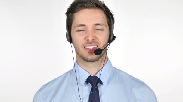 Lächelnder junger Callcenter-Agent auf weißem Hintergrund - Filmmaterial, Video