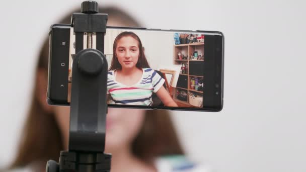 Adolescente menina filmando-se em um smartphone
 - Filmagem, Vídeo