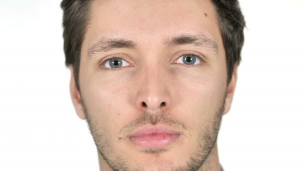Primer plano de la cara seria del hombre joven, fondo blanco
 - Imágenes, Vídeo