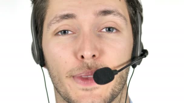 Nahaufnahme eines sprechenden Callcenter-Agenten auf weißem Hintergrund - Filmmaterial, Video