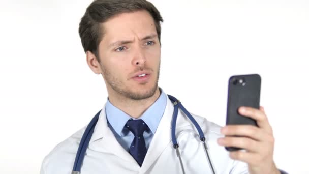 Online-Video-Chat auf dem Smartphone von Arzt, weißer Hintergrund - Filmmaterial, Video