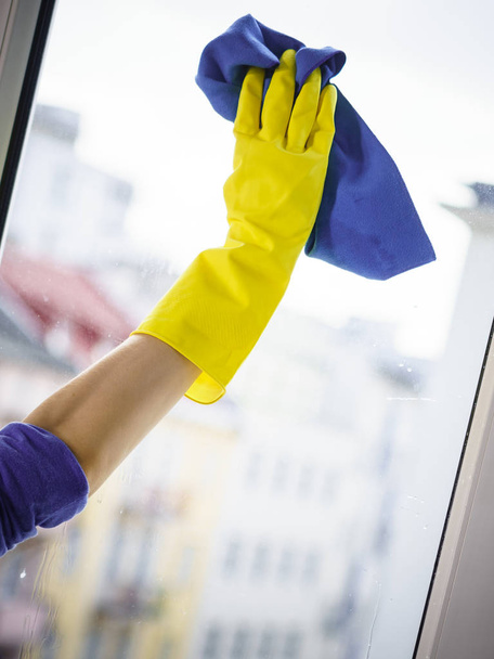 Person using cloth to clean window glass - Foto, Bild