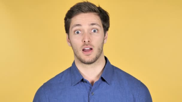 Casual jonge man boos door falen op gele achtergrond - Video
