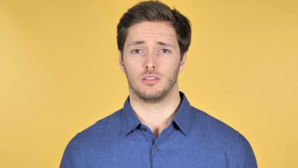 nein, unsympathischer junger Mann auf gelbem Hintergrund - Filmmaterial, Video