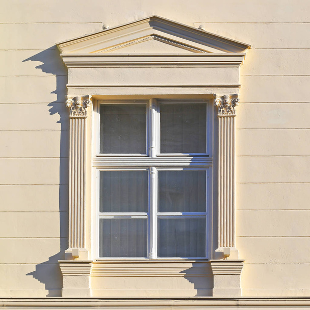 Вікно старовинної будівлі. Стара Братислава, 2019 рік.  - Фото, зображення